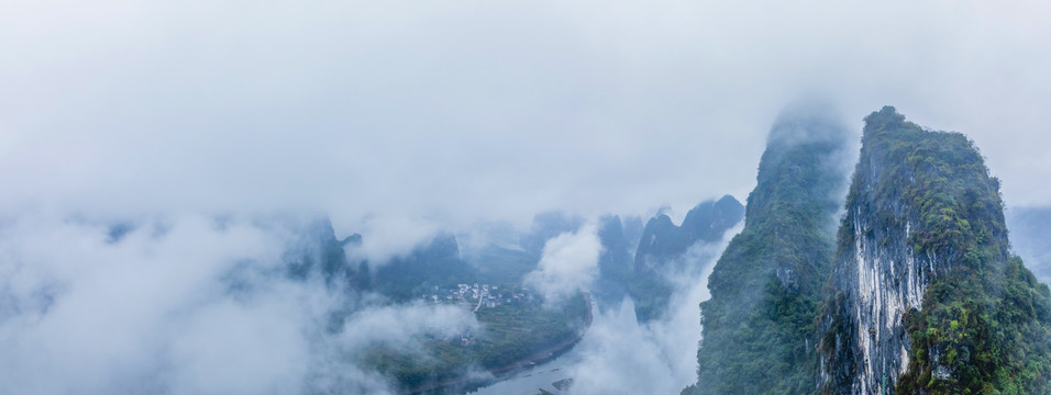 广西桂林漓江山峰雾自然风光