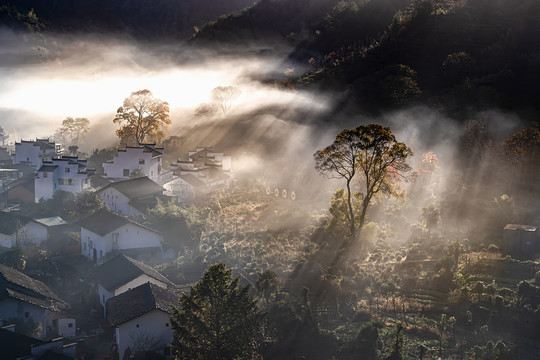 鸟瞰美丽的山村晨景