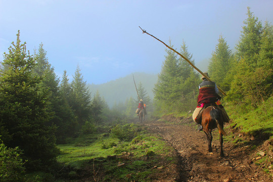 骑马上山