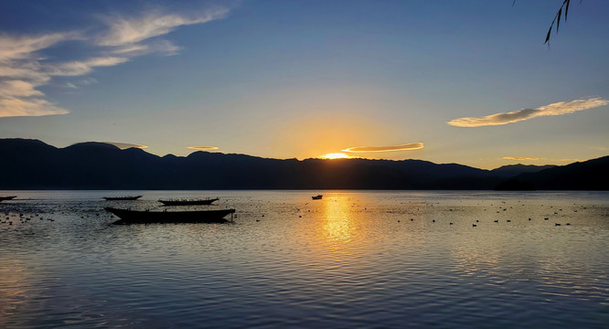 泸沽湖日落