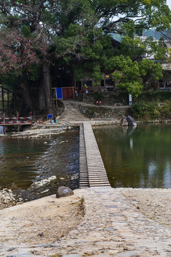 水中石板路