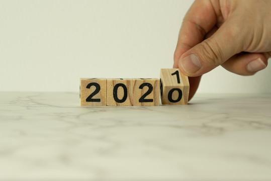 手持翻动2020到2021概念