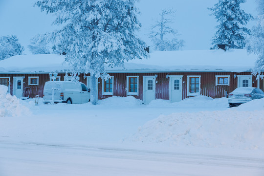 芬兰北部小镇萨里瑟尔卡冬天街景