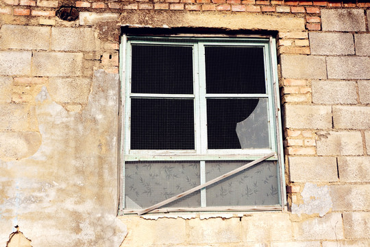 破旧窗