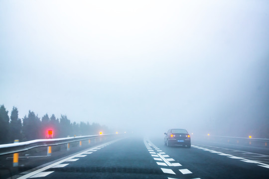 高速公路大雾天气