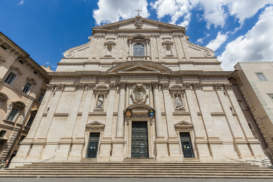 罗马耶稣教堂正面大门和墙上雕刻