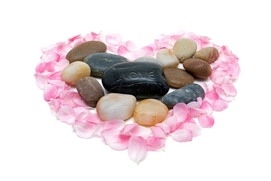 心形花瓣和石头
