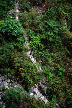 陡峭山路