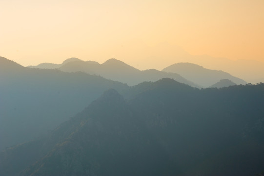 群山日出