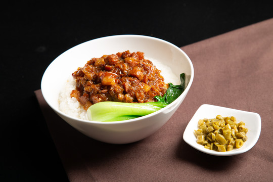 酸豆角卤肉饭