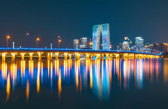 苏州金鸡湖东方之门夜景