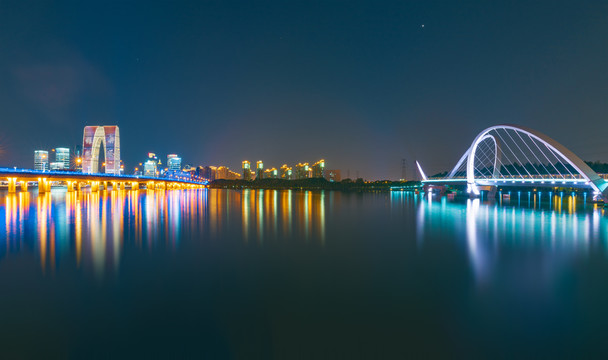 苏州金鸡湖东方之门夜景