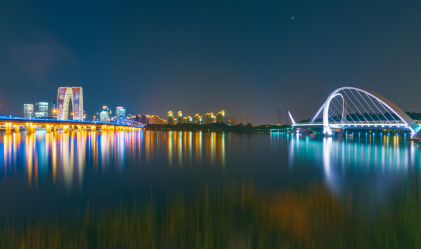 苏州金鸡湖东方之门夜景