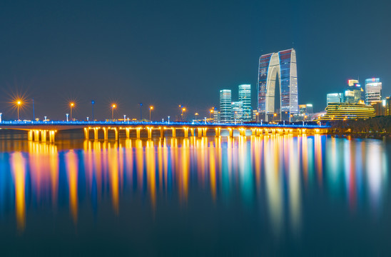 苏州金鸡湖东方之门夜景