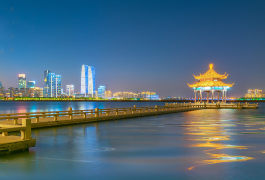 苏州金鸡湖湖心亭夜景