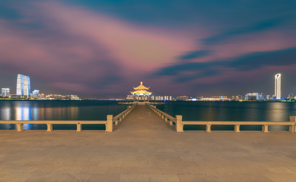 苏州金鸡湖湖心亭夜景