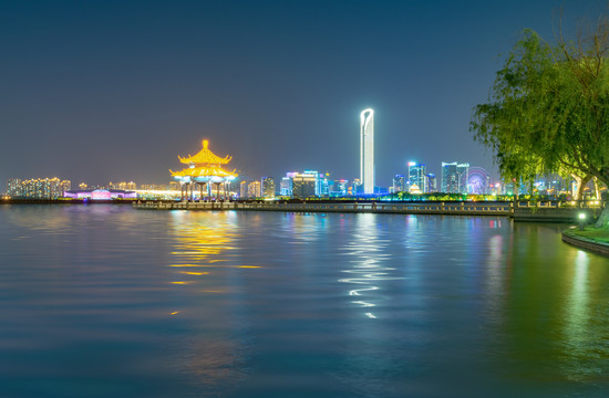 苏州金鸡湖湖心亭夜景