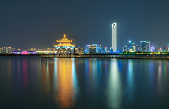 苏州金鸡湖湖心亭夜景