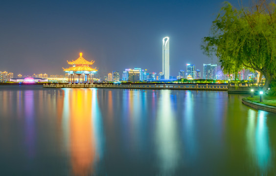 苏州金鸡湖湖心亭夜景