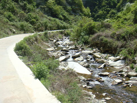 山路溪流