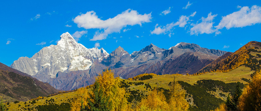 远山雪山