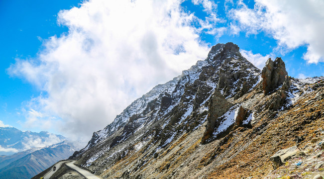 远山雪山