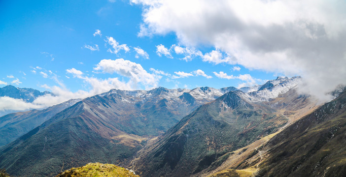 远山雪山