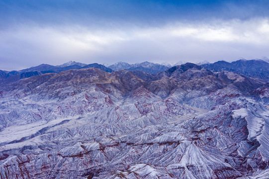 山顶残雪