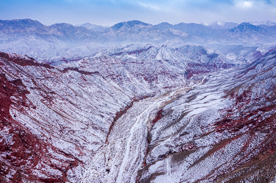 深山河谷残雪