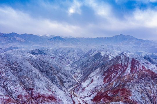 祁连山深沟雪景