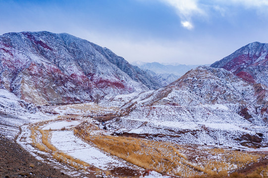 山沟农田雪景