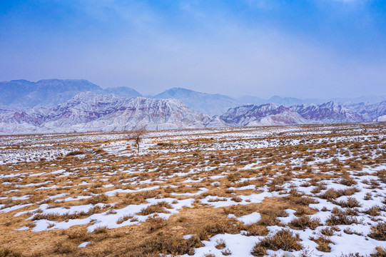 荒滩残雪