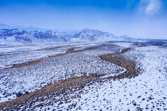 高山荒漠雪景