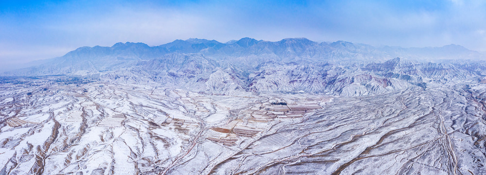 深山田野雪景