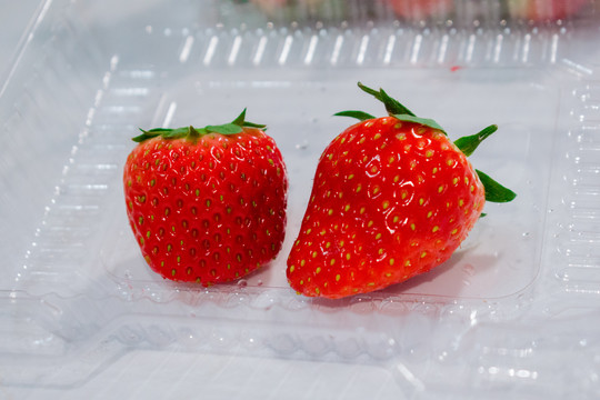 两颗草莓