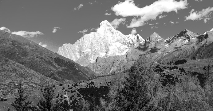 水墨远山风景画