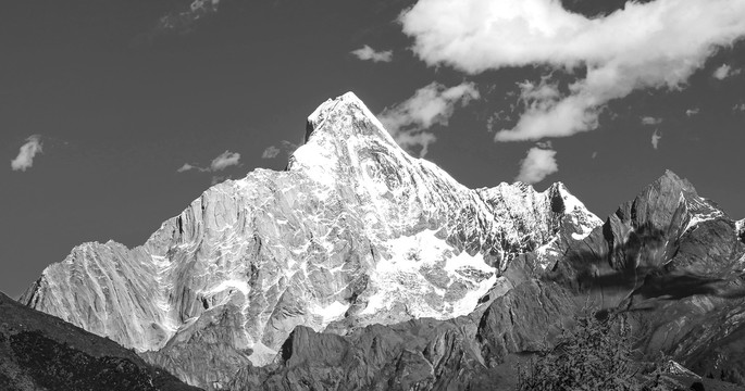 水墨远山风景画