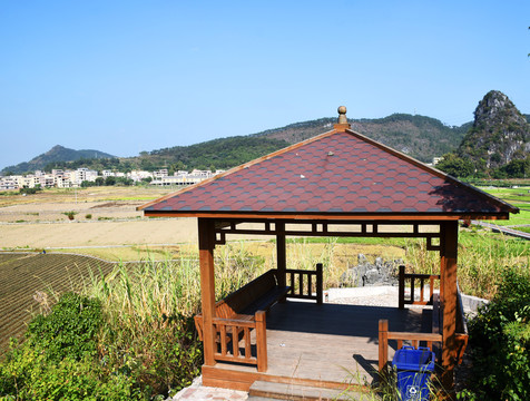 涼亭下一覽田園風(fēng)光