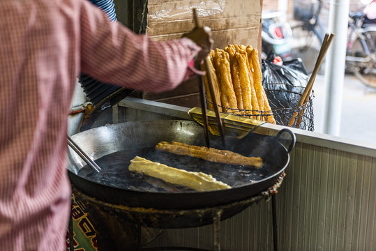 炸油条