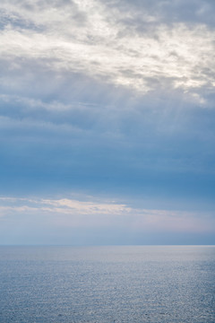 大海和云层黄昏背景图