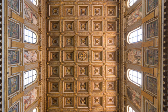 欧式教堂穹顶上精美的雕刻壁画