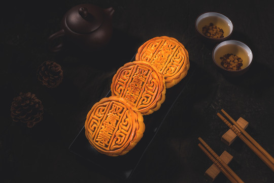 中秋節(jié)傳統(tǒng)美食蛋黃蓮蓉月餅