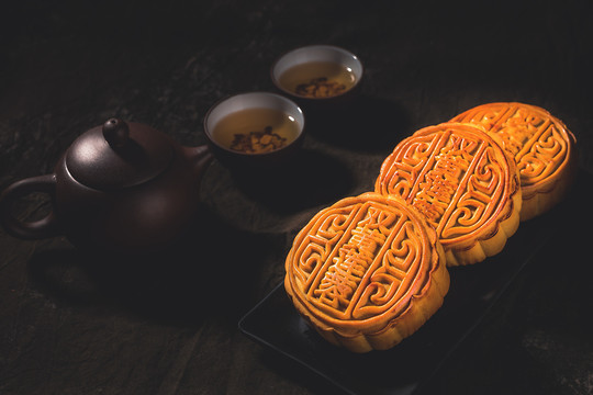 中秋節(jié)傳統(tǒng)美食蛋黃蓮蓉月餅