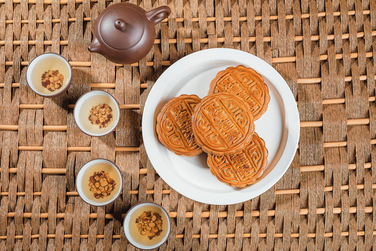 中秋節(jié)傳統(tǒng)美食蛋黃蓮蓉月餅