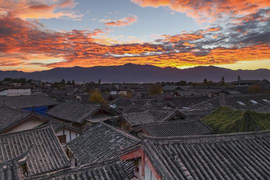 朝霞中的丽江古城全景