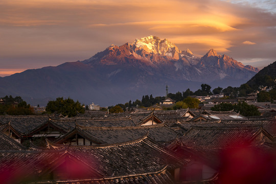 从丽江古城看玉龙雪山日出