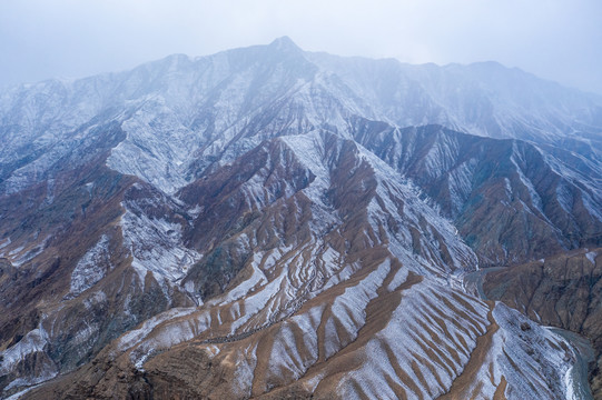 航拍雪天山峰