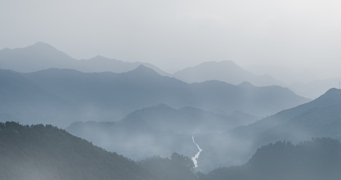 浓雾下连绵的水墨群山