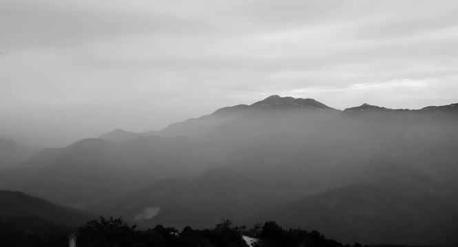 山峦山峰黑白照