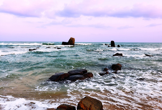 碧蓝海水中的岩石